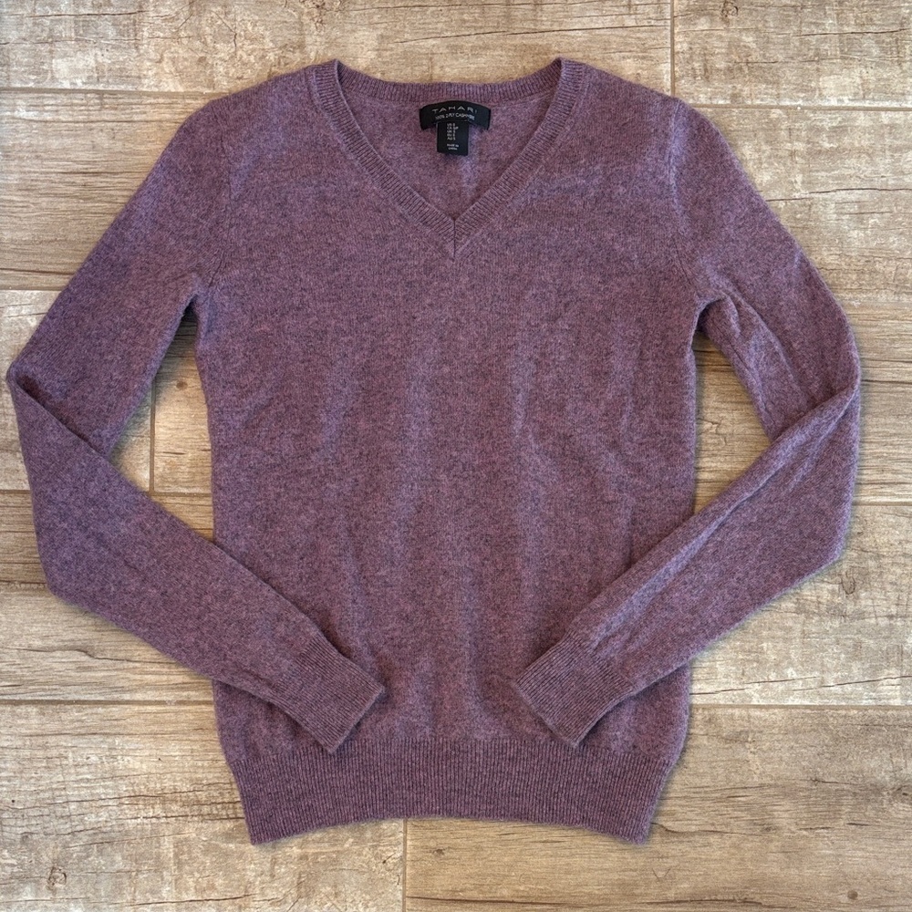 Tahari 100% cashmere V-neck sweater in a light purple/mauve color. Size S - Picture 2 of 4
